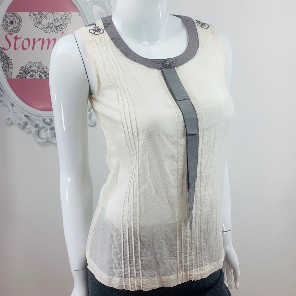Frenchic / Cream Gray Embroider Pleated Sleeveless